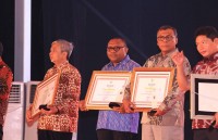 Gubernur Lukas Raih Penghargaan Penanganan Daerah Terisolir